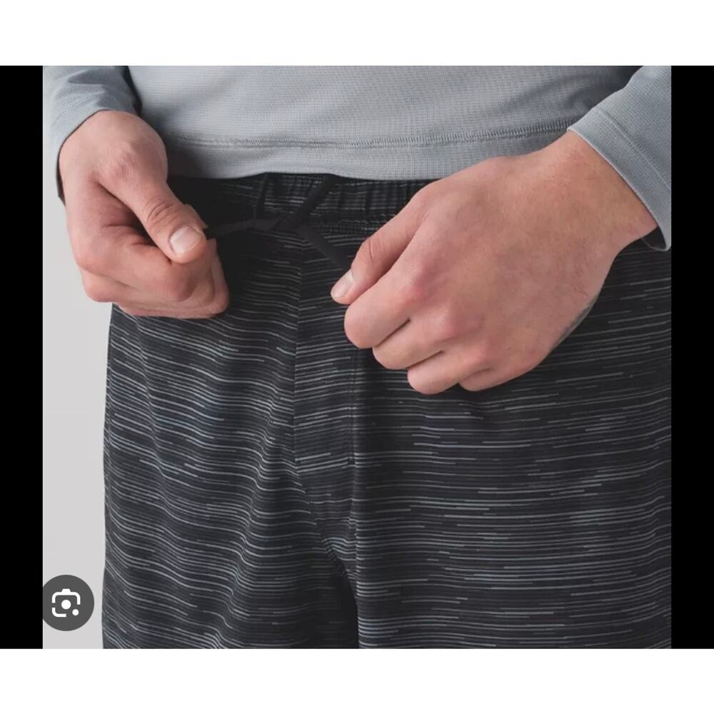 345 - LULULEMON Mens Short in Less Space Black Greyt Sz XL